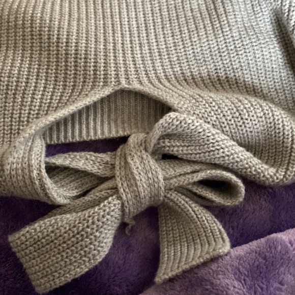 Hollister gray cable knit sweater with tie in back and balloon sleeves - Picture 3 of 5